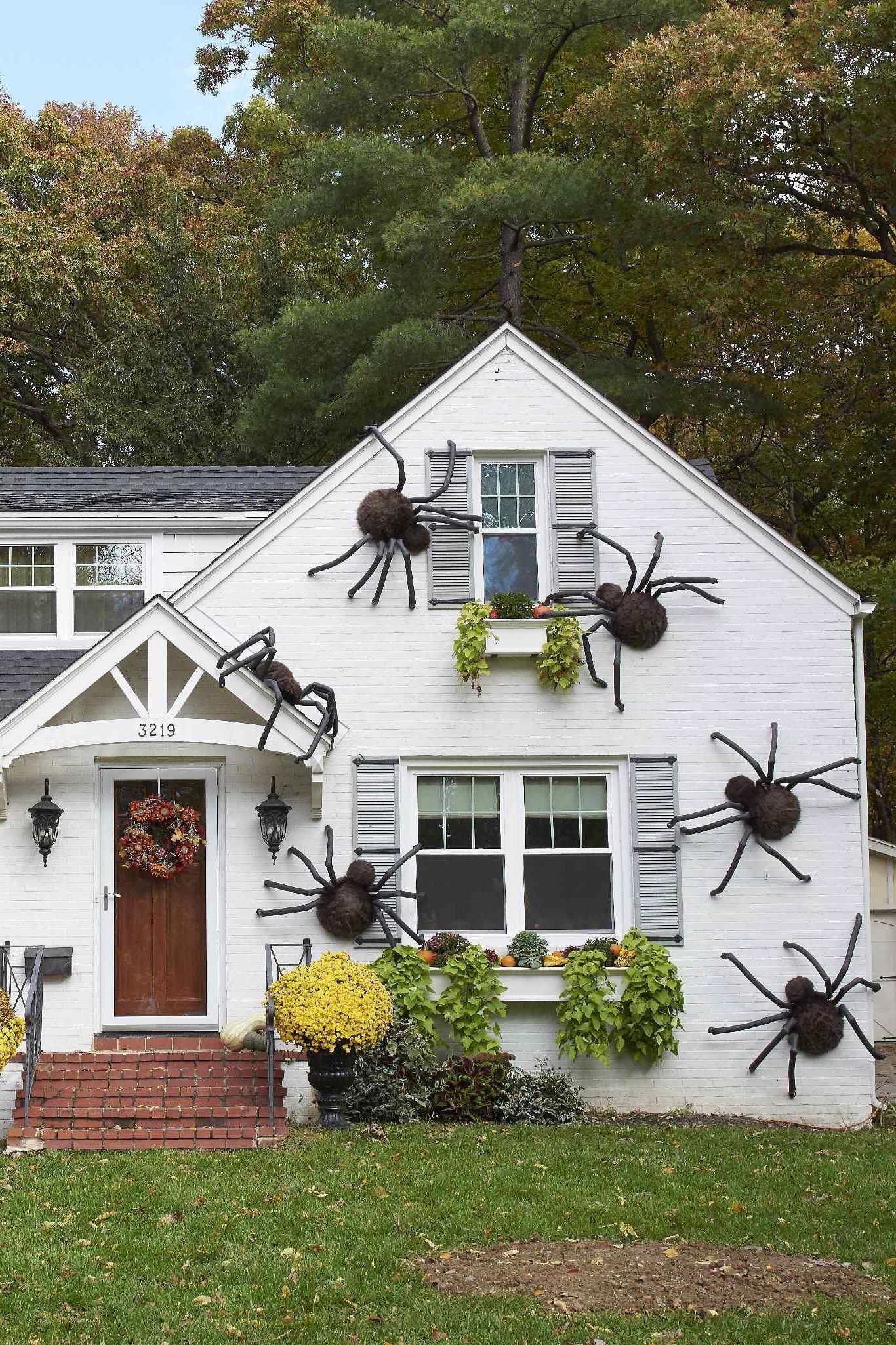 These Giant DIY Spiders Are Our New Favorite Halloween Decor -   13 halloween decorations outdoor ideas