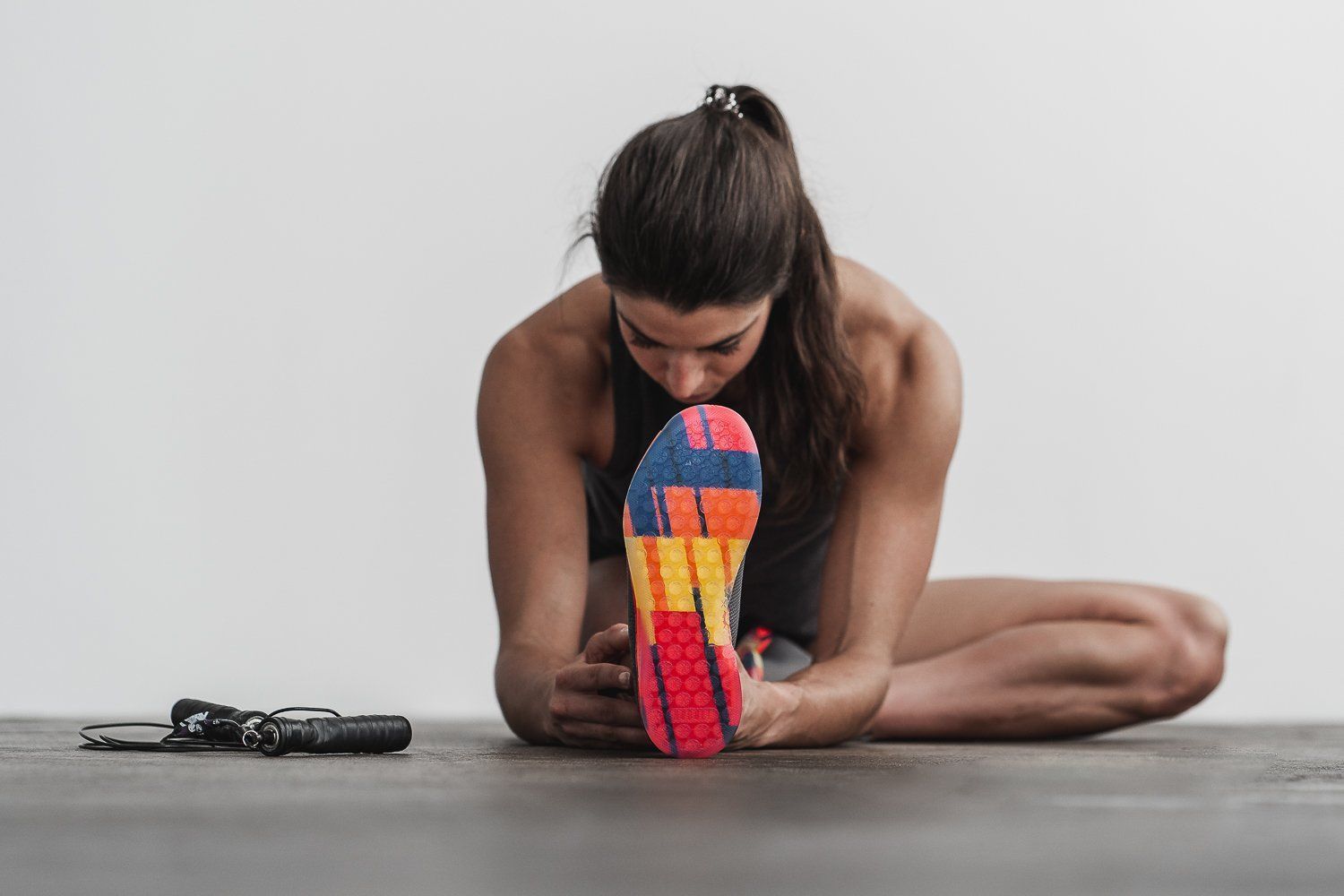 Dark grey lightning trainer (women's) -   16 fitness Photography plank ideas