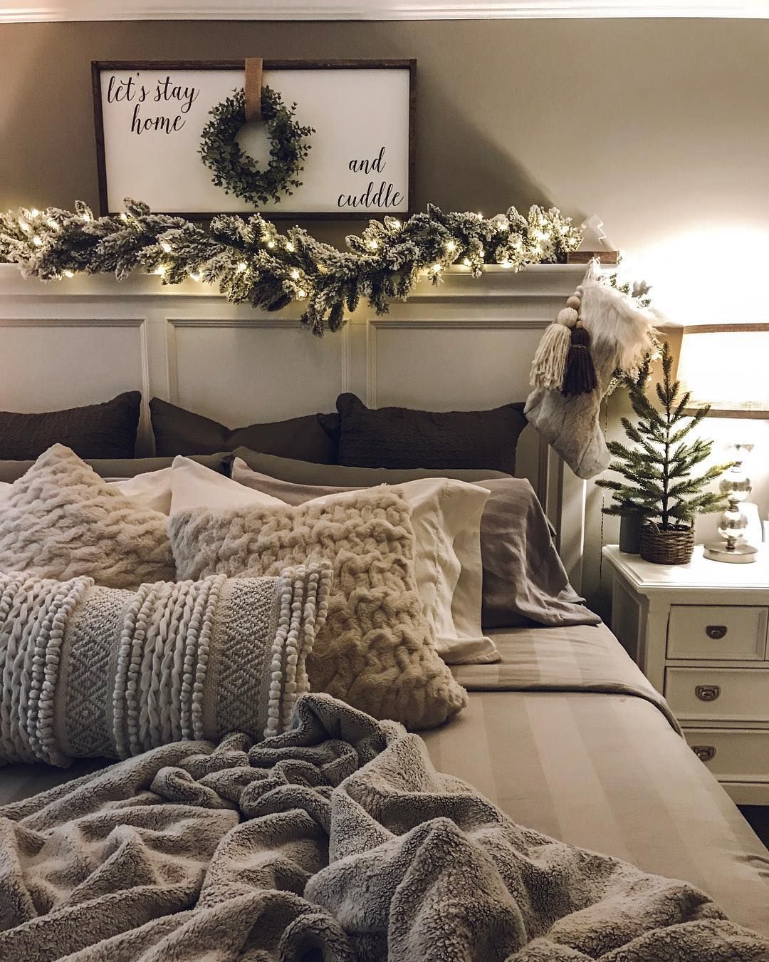 Top 37 Christmas Bedroom Decorations Ideas 2020 - Page 5 of 37 - newyearlights. com -   16 christmas decor for bedroom ideas