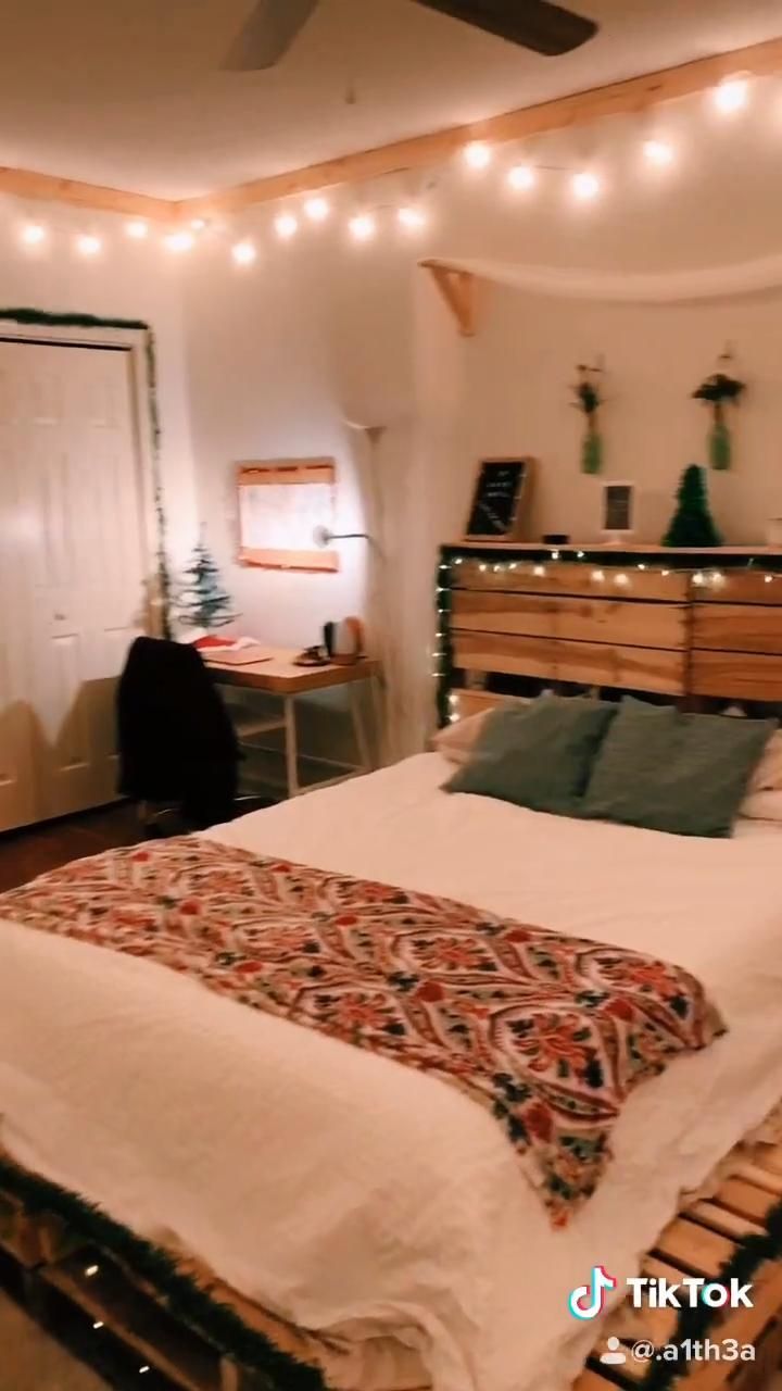 Amazing teen boys , girls and adult bedroom decor for christmas . -   17 christmas decor for bedroom teen ideas
