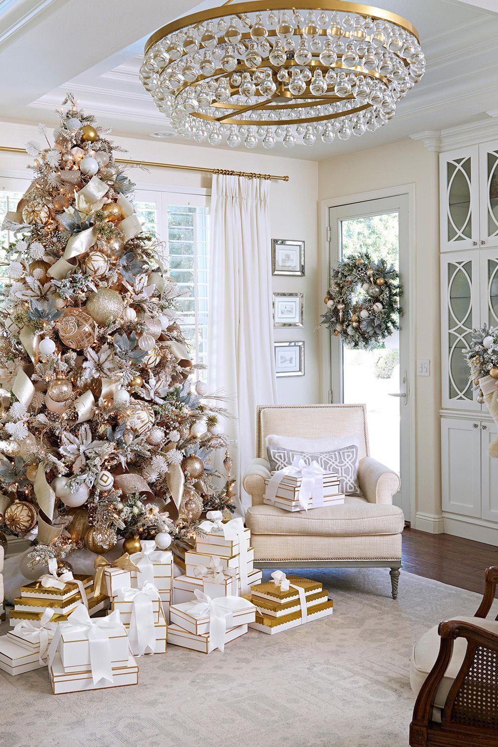 35 Pretty Christmas Living Room Ideas to Get You Ready for the Holidays -   19 christmas ideas