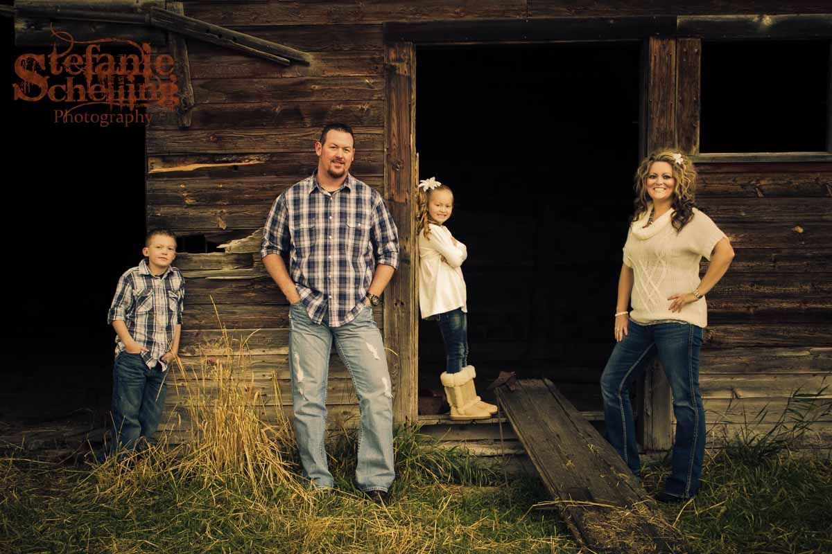 Family photos at the barn - [Kalispell family photographer] -   16 christmas photoshoot family outdoor barn ideas