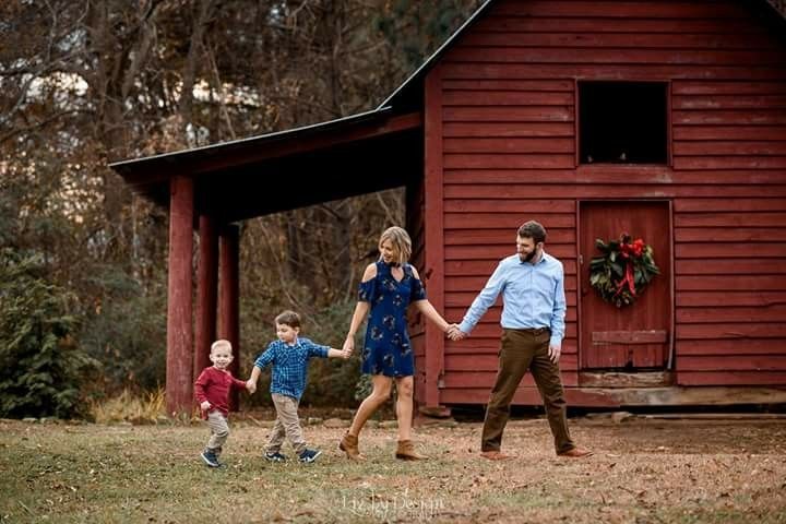 Liz by Design Photography -   16 christmas photoshoot family outdoor barn ideas