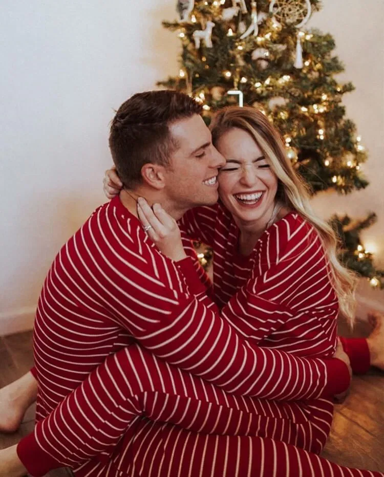 17 christmas photoshoot couples funny ideas